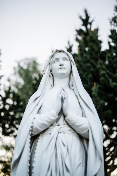 圣母玛利亚陶瓷雕像
